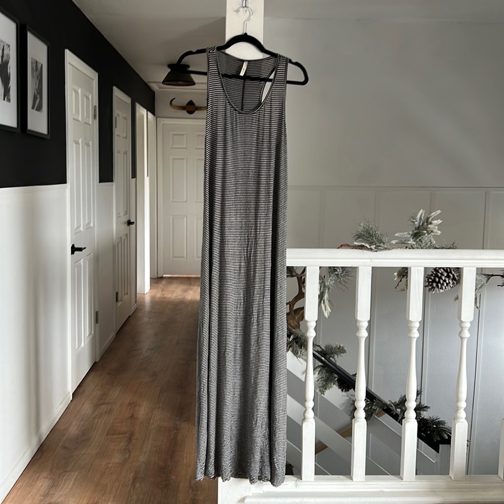 Elan black and white striped maxi dress fitted racerback soft flowy material Med